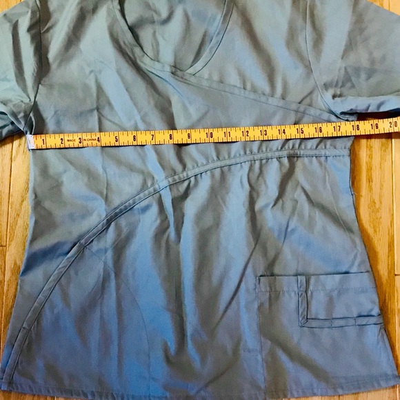 🎁 3/$10 GRAY SCRUB TOP SIZE MEDIUM - Picture 5 of 7